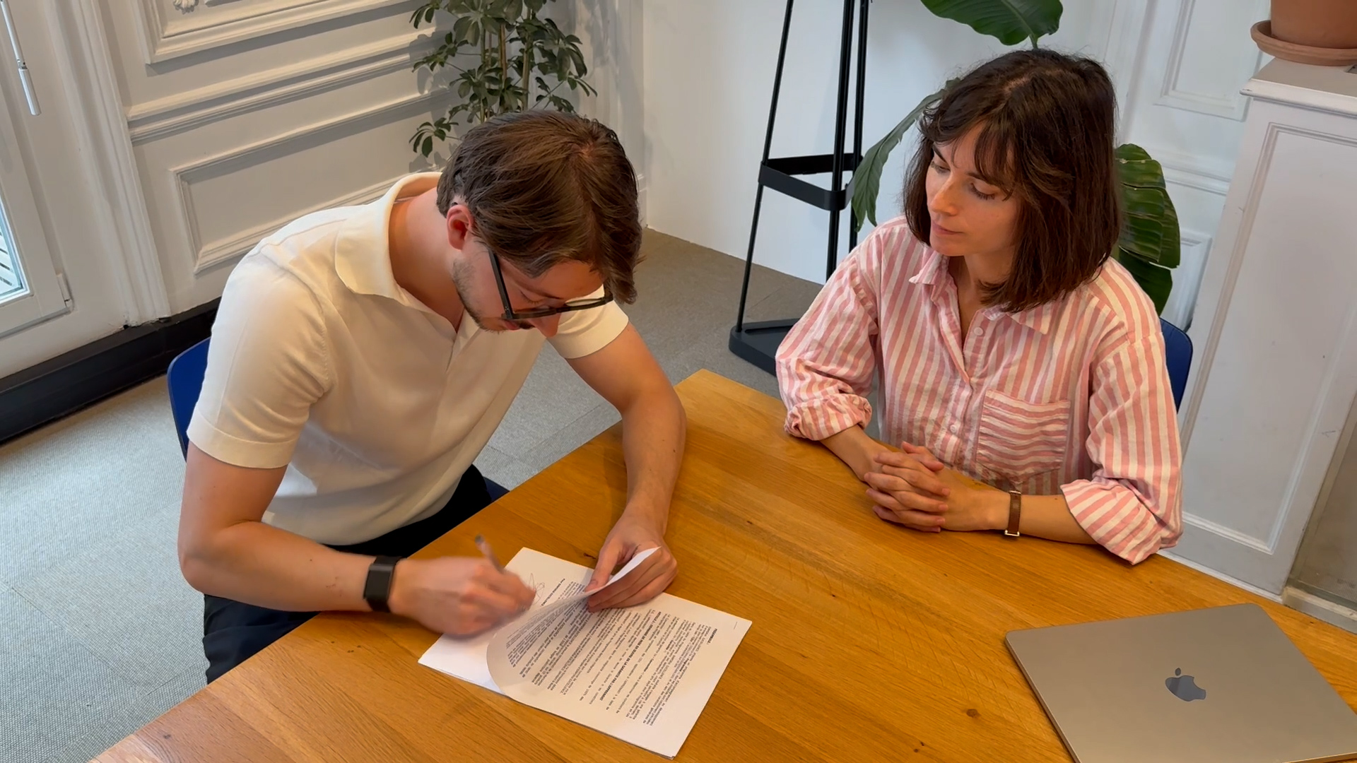Thomas signant le contrat de garantie avec Me Lucie Quéméré