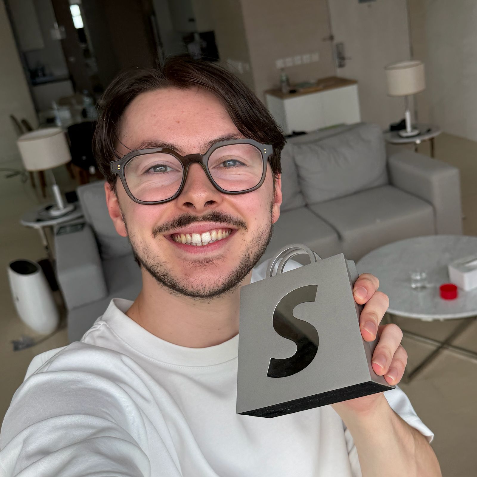 Thomas Benson avec son trophée Shopify